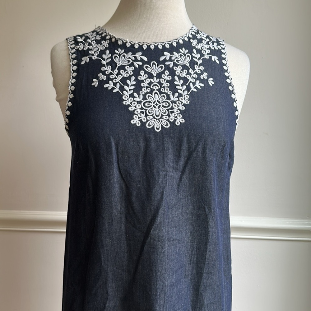Ann Taylor Embroidered Sleeveless Shift Dress Floral Chambray Size 0 EUC - Picture 2 of 8